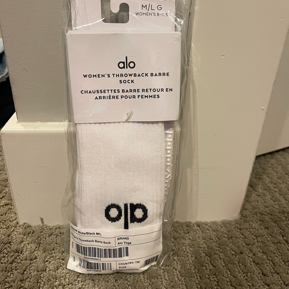 ALO Yoga Women's Throwback Barre Sock - White and Black